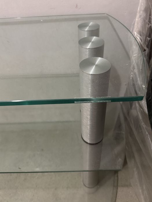 Стъклена маса хол