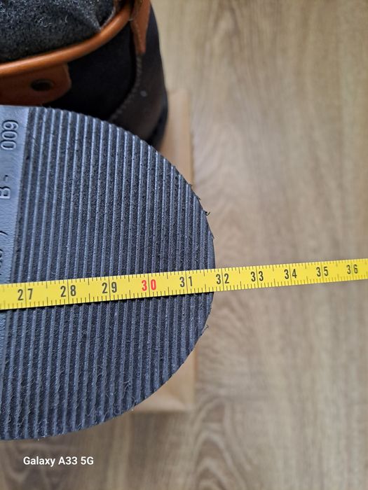 Vand ghete din piele naturala nabuc pentru bărbați.
În interior, din v