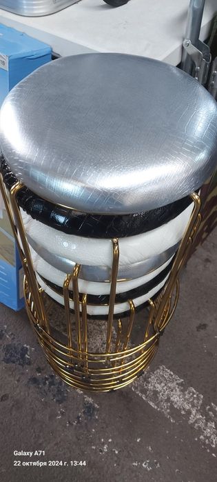 Табурет, табуретки, стулья, столы.