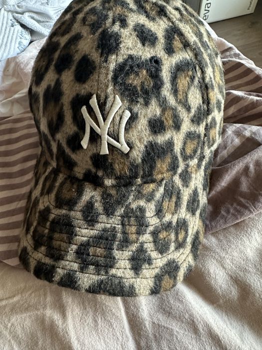 Дамска шапка с козирка