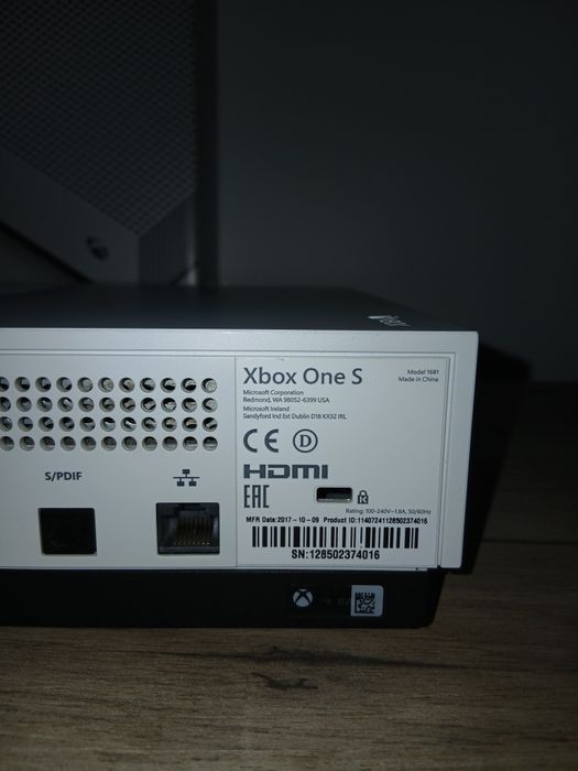 Vând Xbox One S 500 GB 12 Jocuri + 1 Controller
