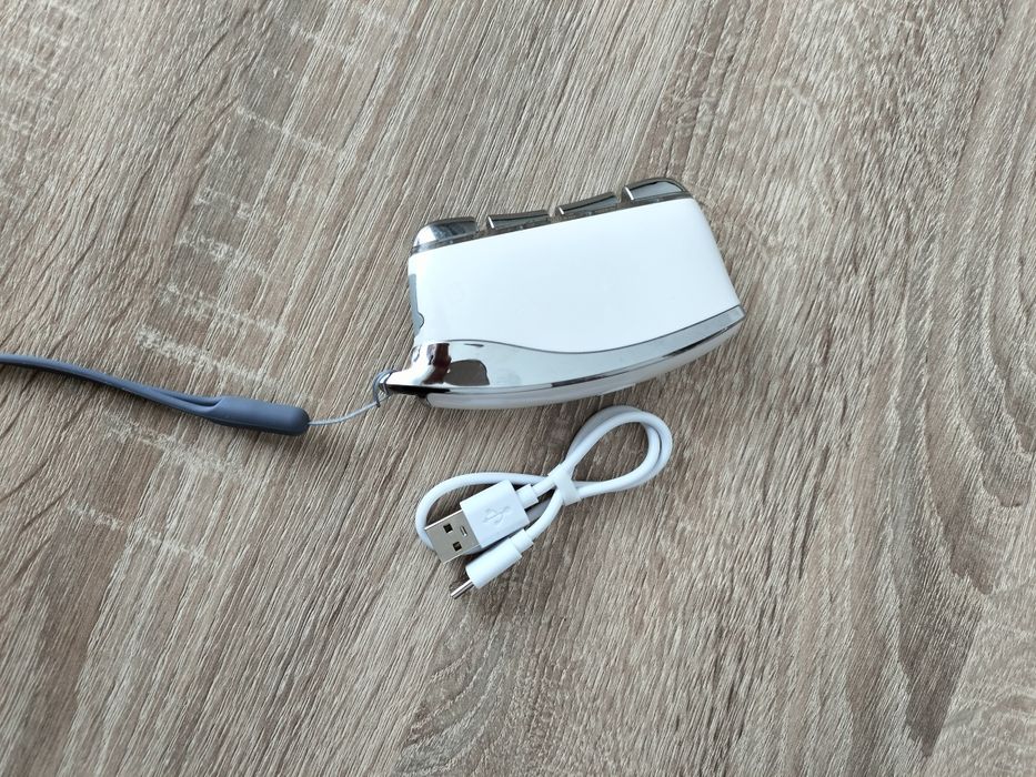 Портативный массажер для лица