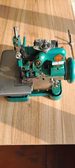 Продаю оверлок 3х нитки