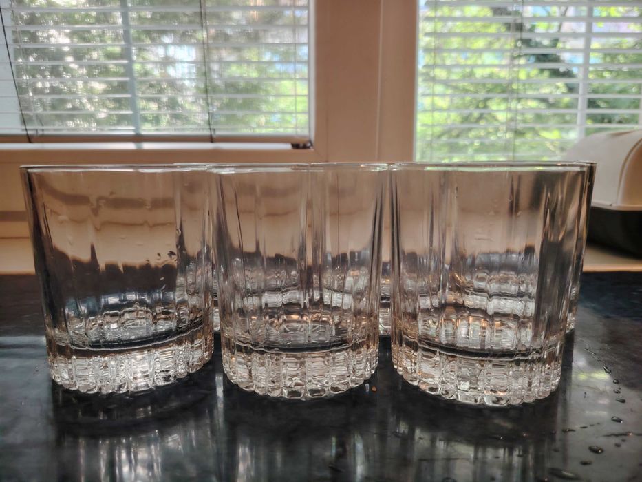 Различни видове стъклени чаши нови