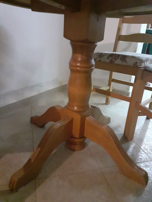 Кухненски шкафове от дърво масив и маса със столове запазени