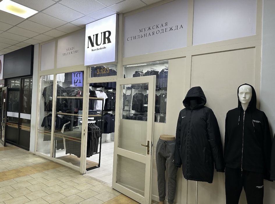 Бутик с паркетом и оборудованием в центре квазара