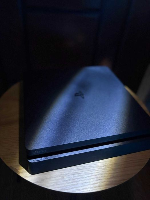 PlayStation 4  в комплект със 2 джойстика и 3 игри