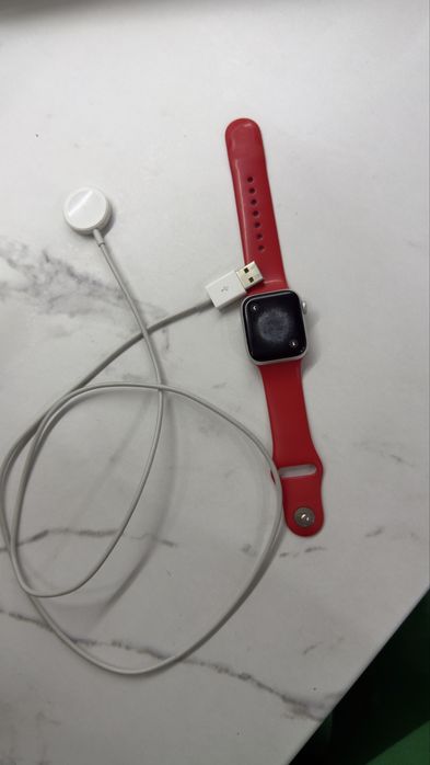 Продам Apple Watch SE 40