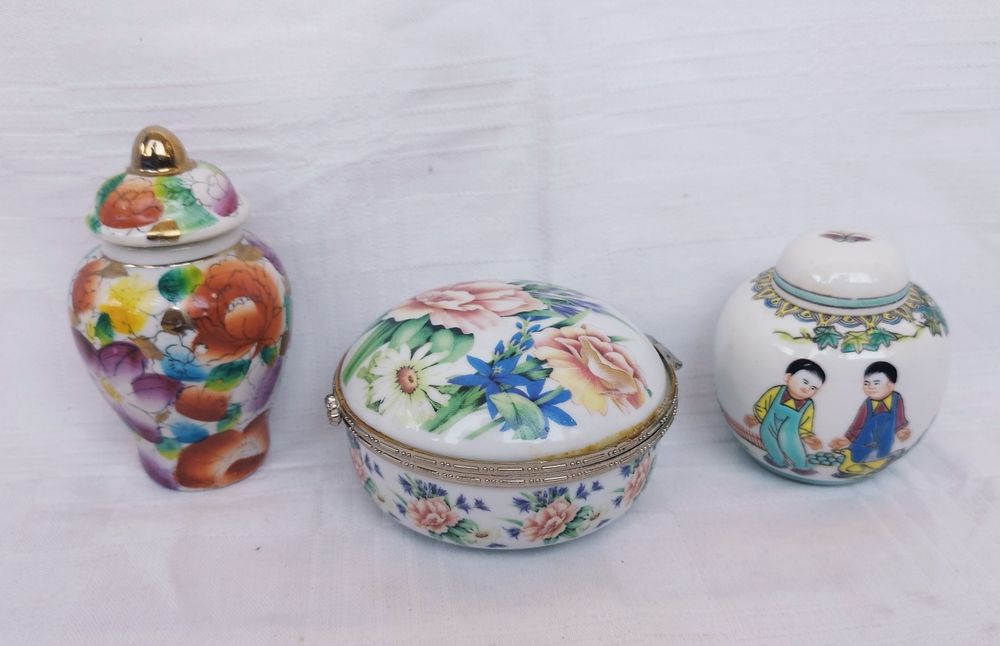 Lot cutie pentru bijuteri si recipiente din porțelan, colectia Regency