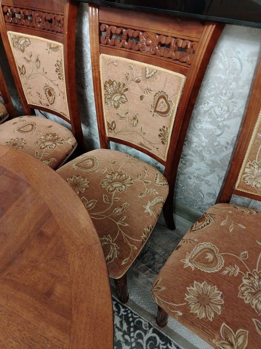 Стол со стульями