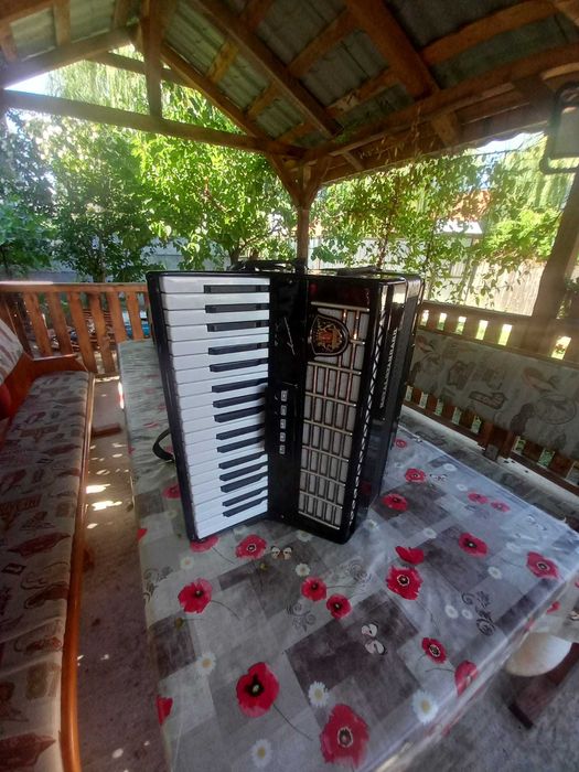 Acordeon Royal Standard in stare buna