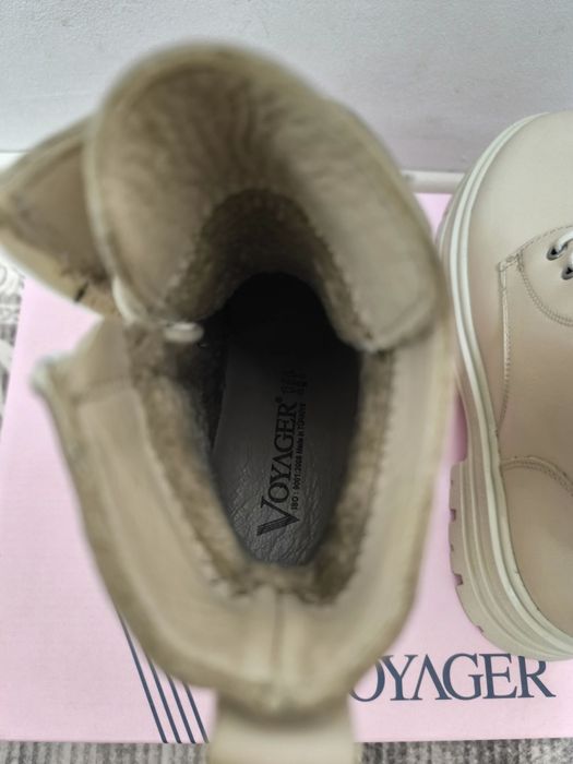 Бежови дамски ботуши от естествена кожа с косъм отвътре