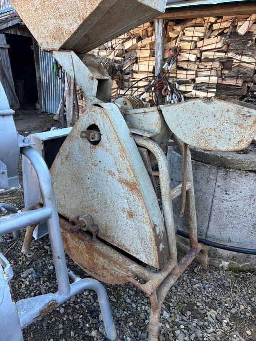 Moara cu ciocanele după tractor