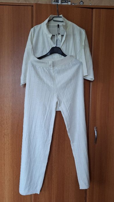 Предлагам дамски комплект в бяло