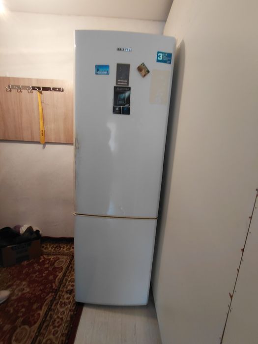 Продам холодильник требует ремонта