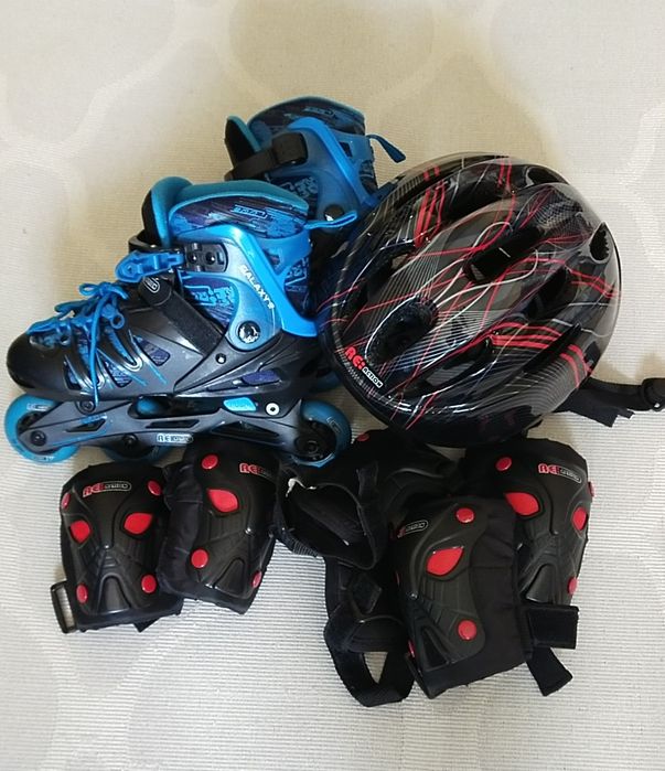 Роликовые коньки и комплект защиты.