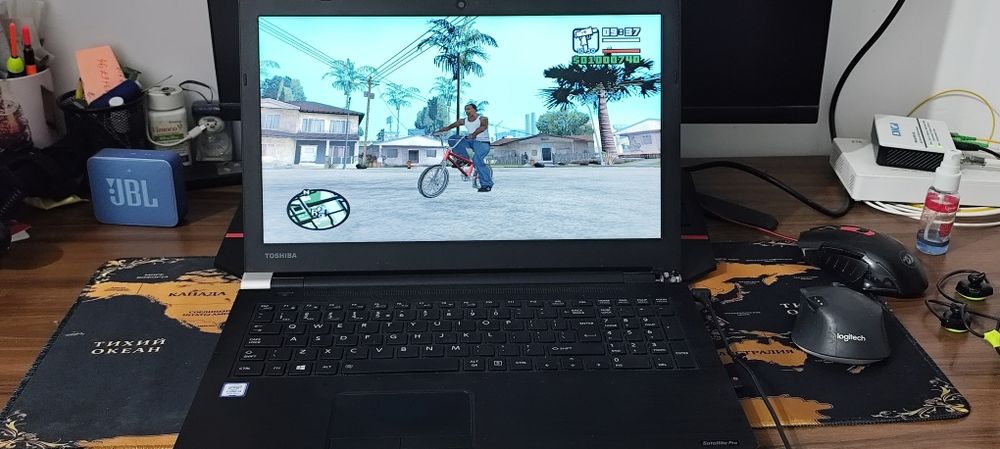 Vând laptop i3 8 GB ram DDR4 SSD M.2 cu 9 jocuri instalate perfect funcțional