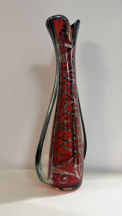 Vaza din sticla rosie decorata cu argint