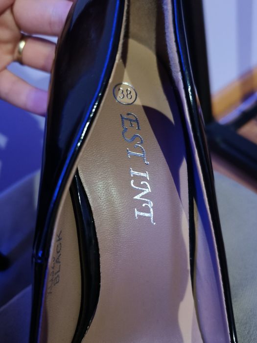 Pantofi lăcuiți cu toc