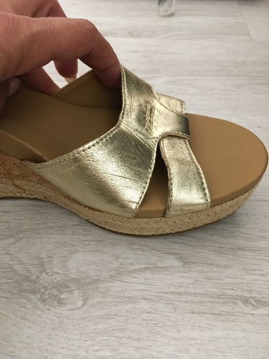 UGG сандали в златисто 39