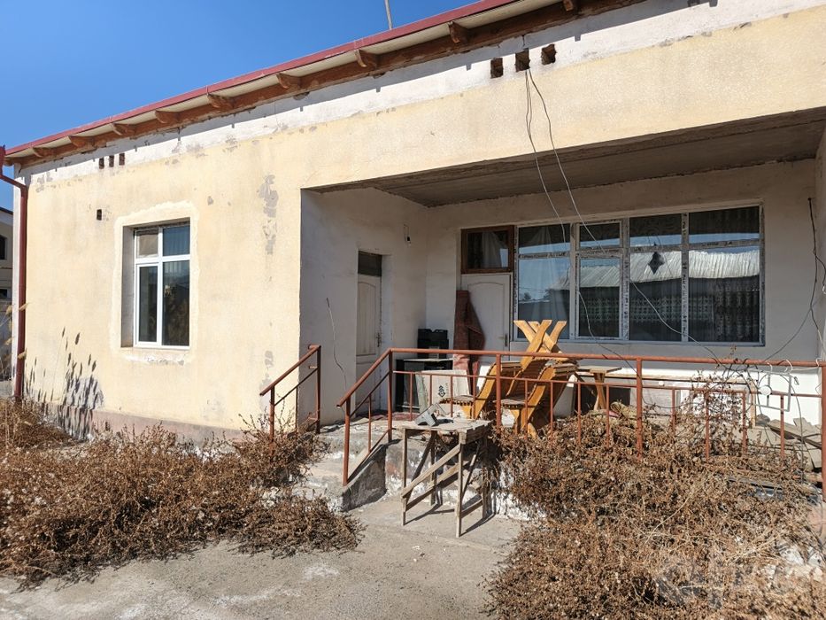 Uy sotiladi SROCHNO jihozlori bilan 650mk  Shomoxulum kotedj yoʻl usti