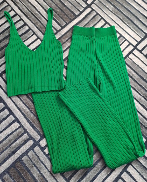 Compleu format din 2 piese