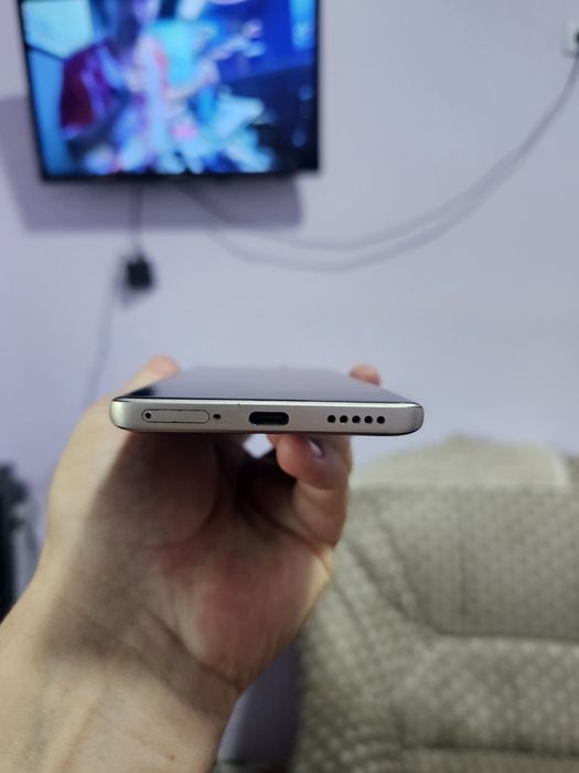 Premier telefon ekranda yorilgan joyi bor ekranga oʻtmagan