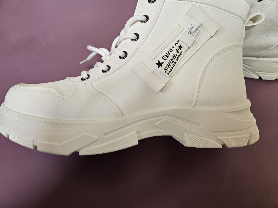 Бели обувки с вата