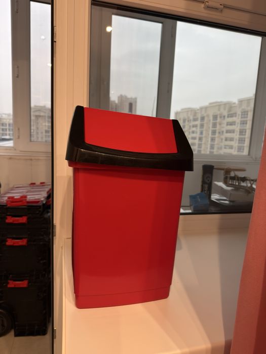 Мусорное ведро и кувшин