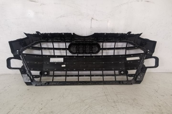 Ауди А4 / Audi A4 Оригинална централна решетка на радиатора в добро съ