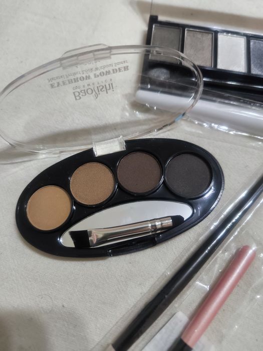 Лот от три комплекта сенки за очи + подарък