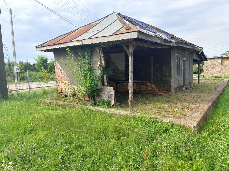 Casa bătrânească cu teren