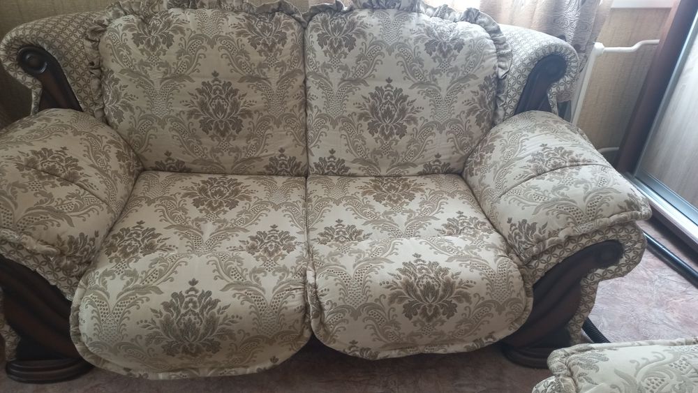 Продаётся  диван.