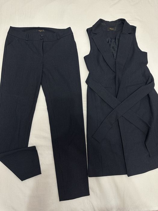 Классический офисный костюм размера М.