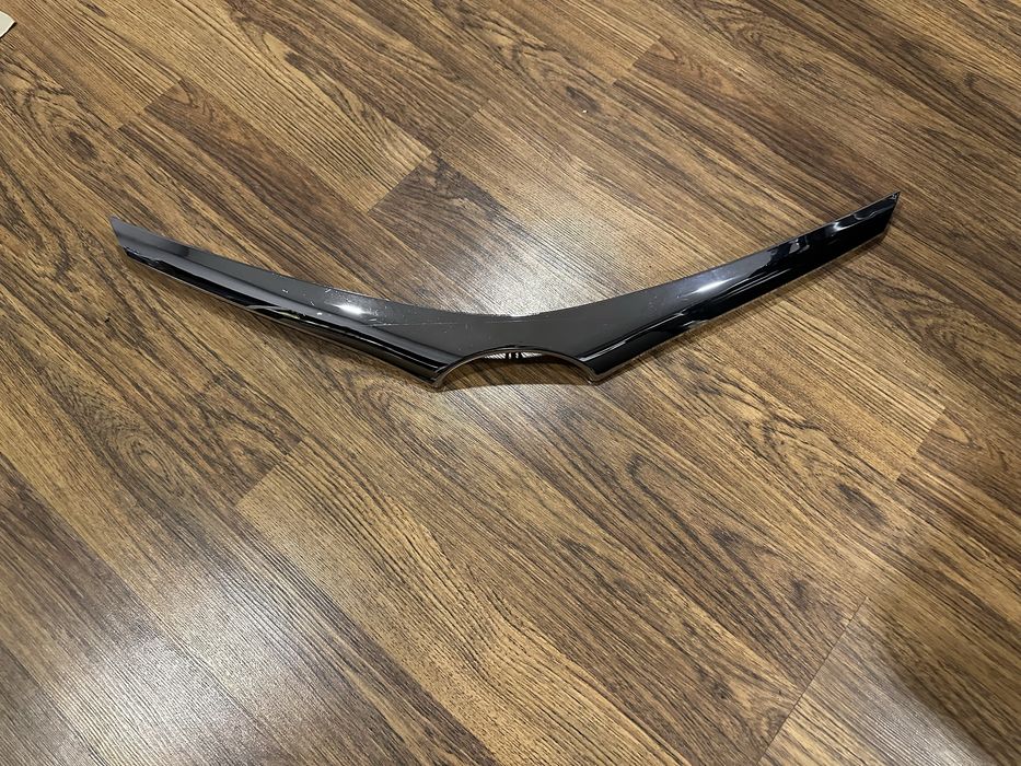 Модинг решетки радиатора Corolla 180