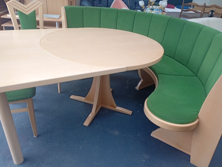 Colțar bucătărie cu masă și scaune