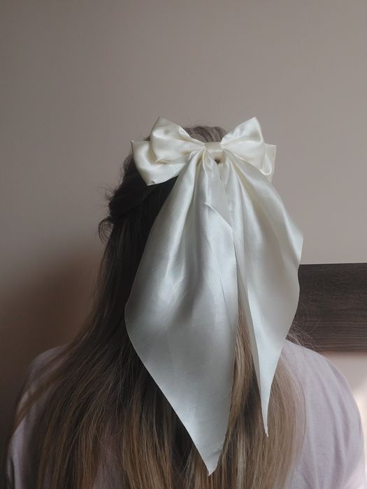 Щипка/шнола за коса в 3 цвята ( червено, черно, екрю )