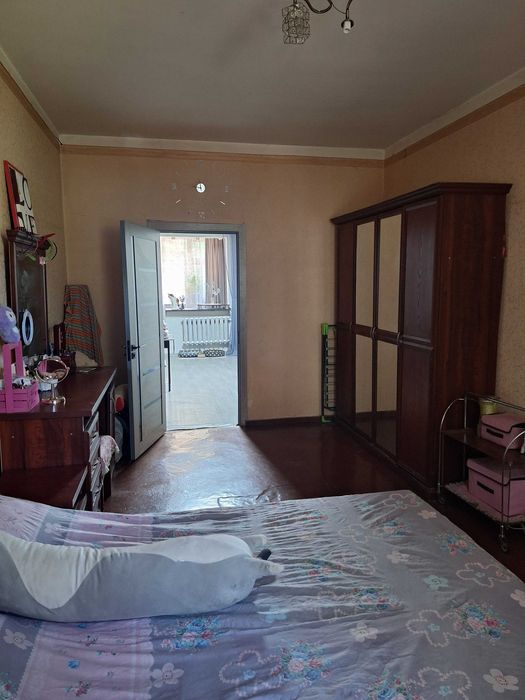 Продается квартира Мирзо Улугбек 3-х комнатная, 2 этаж, 4 этажный дом