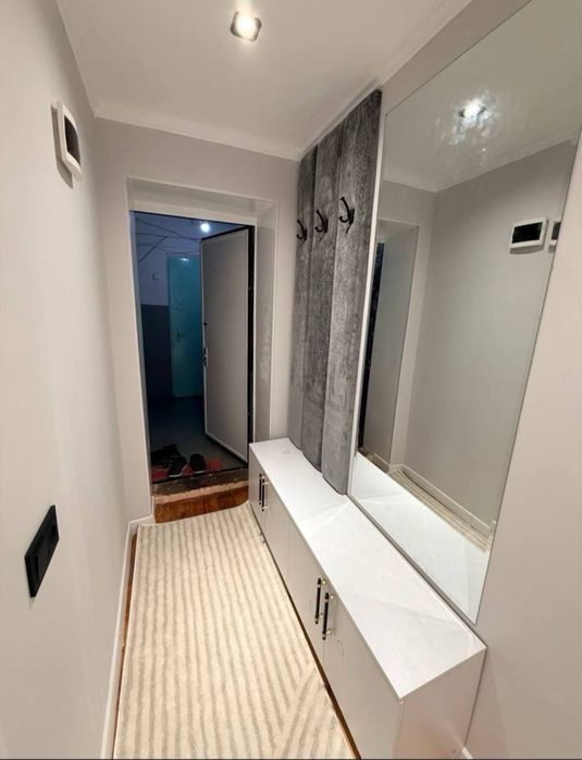 Чиланзар 9.  1в2 комнатная 3этаж кирпич. Балкон 2х3