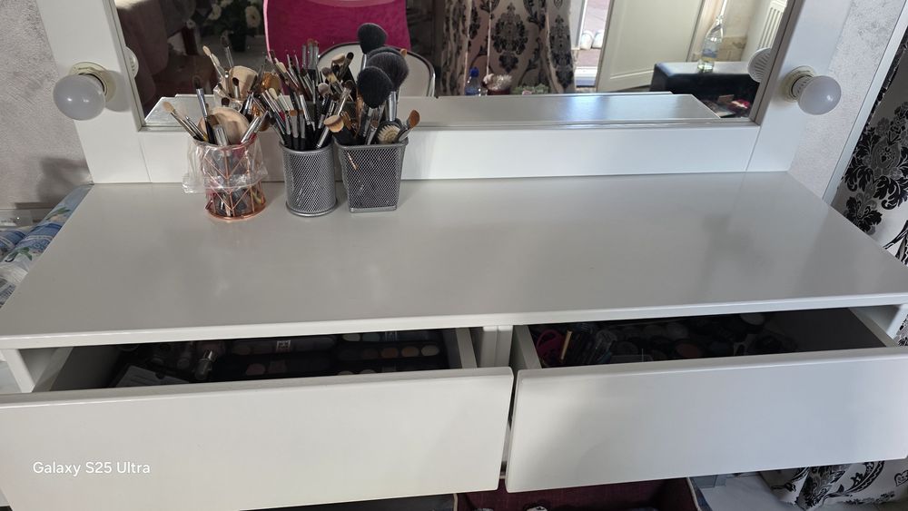Masa make up cu lumina puternica