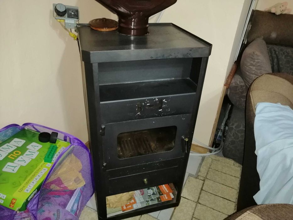 Камина с водна риза, водна помпа и регулируем термостат.