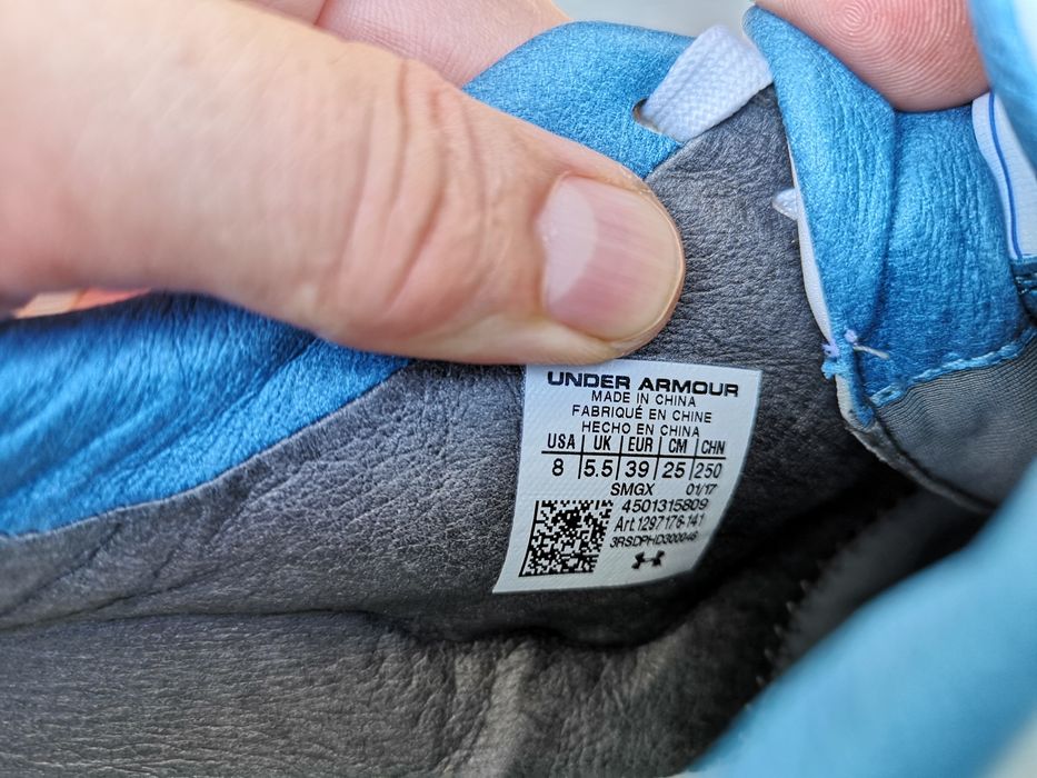 Vând încălțăminte nouă Under Armour, mărimea 39 EU/25cm