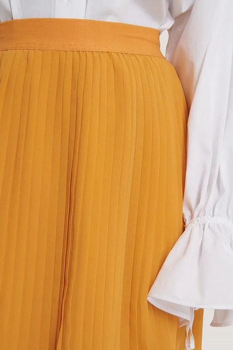 Жълта къса плисирана пола NA-KD