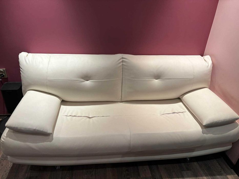 Бял кожен  диван
