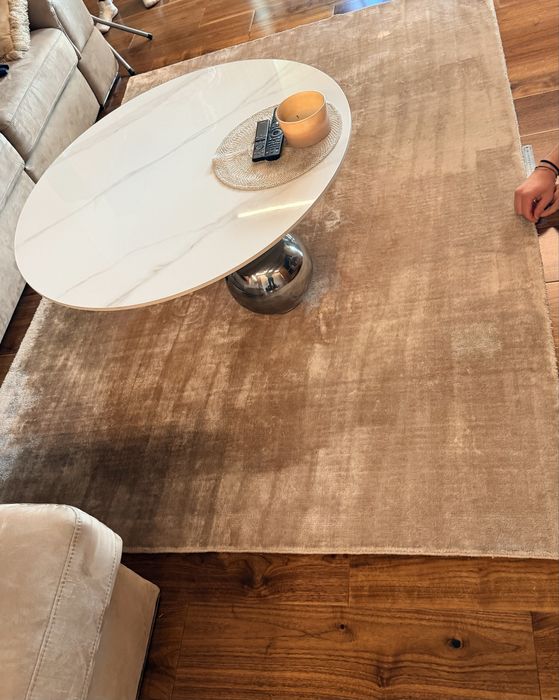 Уникална холна маса с бял мрамор и 3 метални топки за основа!