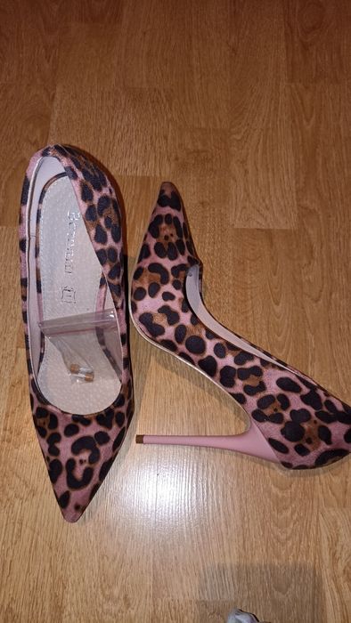 Vând pantofi animal print roz