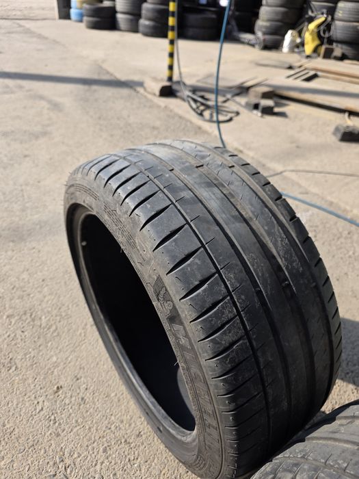 Vând 2 anvelope vara 255 40 R18 Michelin