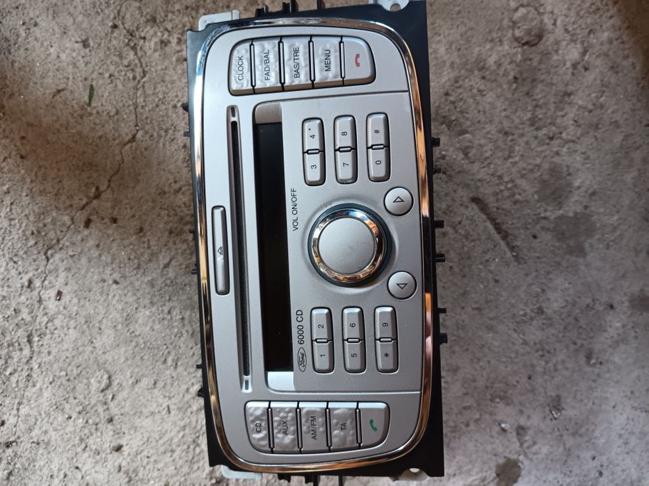 Vând radiocasetofon cu cd ford