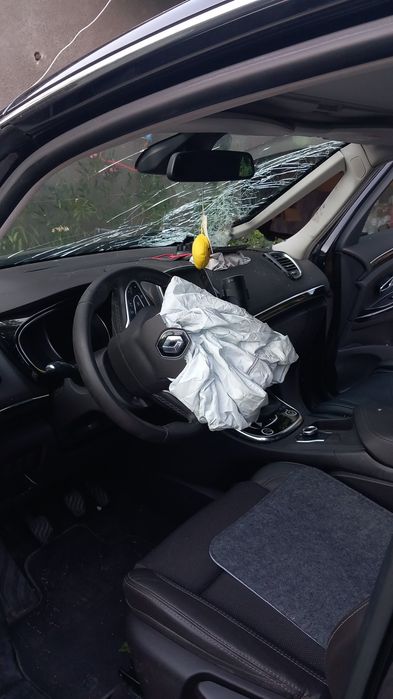 Vând Renault avariat