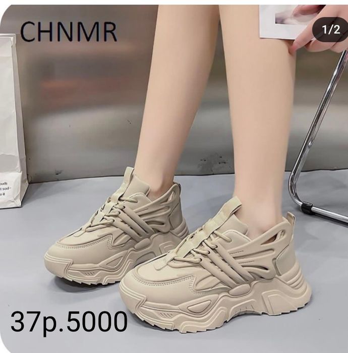 Новые кроссовки разные